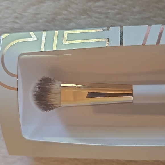Flower eyeshadow shade & blend brush - Picture 3 of 5